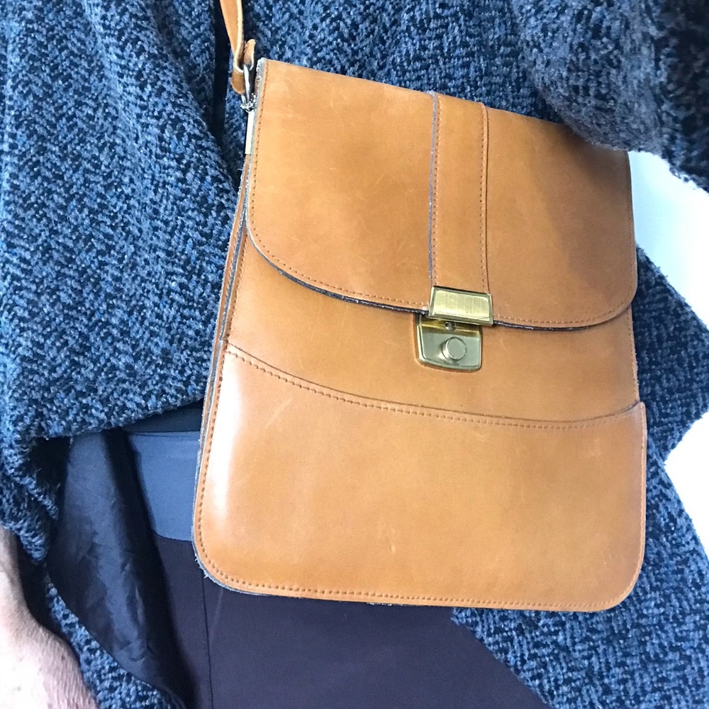 Vintage Carmel Leather Cross Body Bag with lock & original key.